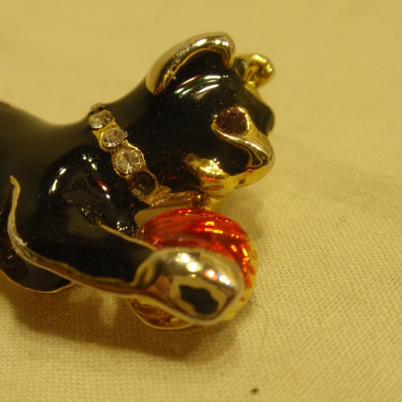 Cat Playing with Yarn Brooch - Picture 2 of 8